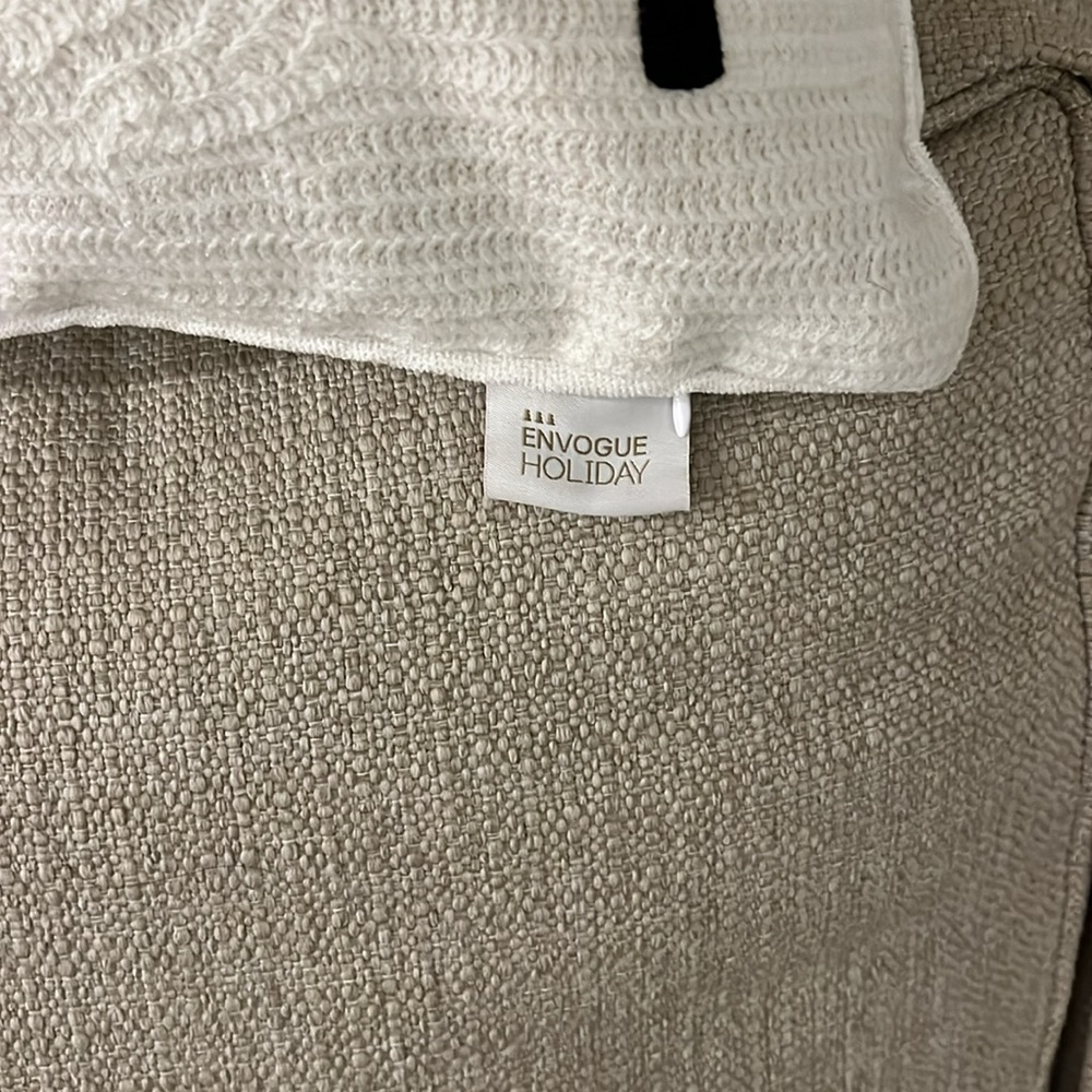Christmas Holiday Pillow/beautiful quality and Display - Picture 2 of 3